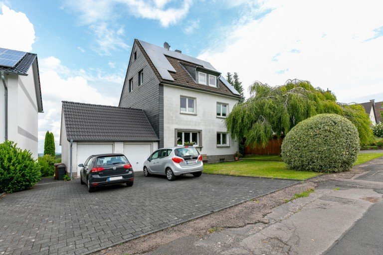Hausfront mit Garagen Overath Mehrfamilienhaus WebersWohnWelt***IDYLLE TRIFFT KAPITALANLAGE***