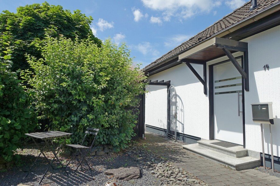 Hauseingang mit T�rchen Bungalow Neunkirchen-Seelscheid