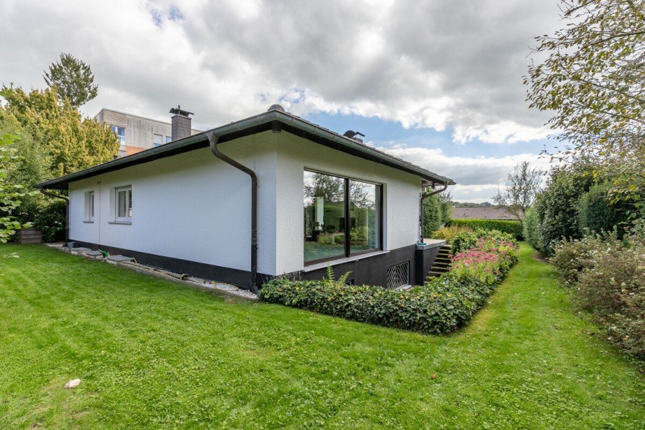Eingefasst von Gr�n Bungalow Neunkirchen-Seelscheid