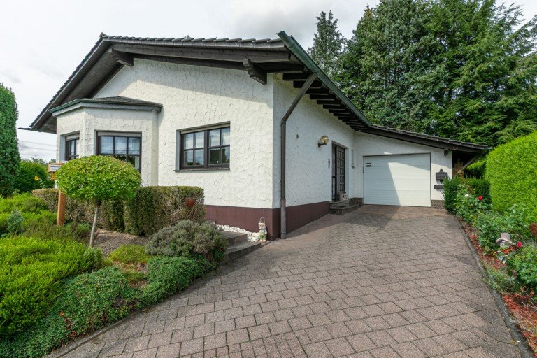 Frontansicht Neunkirchen-Seelscheid Bungalow WebersWohnWelt***KOMFORT AUF EINER EBENE!***
