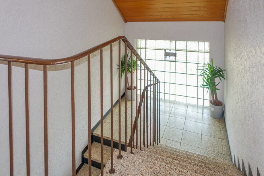 Gepflegtes Treppenhaus Dachgeschosswohnung Troisdorf / Spich